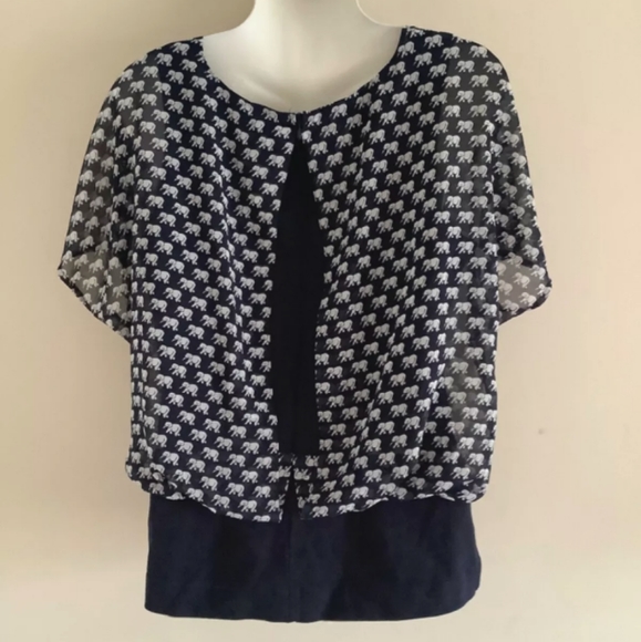 Cabi Blue White Elephant Parade Short Sleeve Blouse size small - Picture 2 of 4